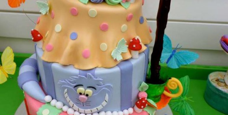 10 потрясающих тортов «Алиса в Стране Чудес»